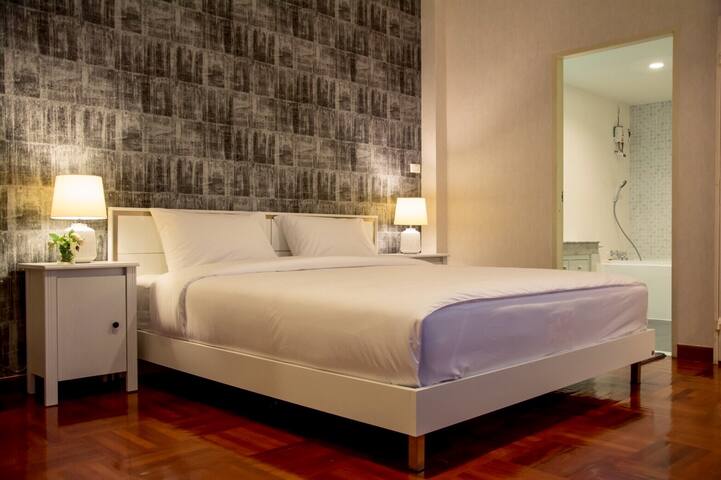 King Bed @Sukhumvit36 >> 9min walk to BTS Thonglor