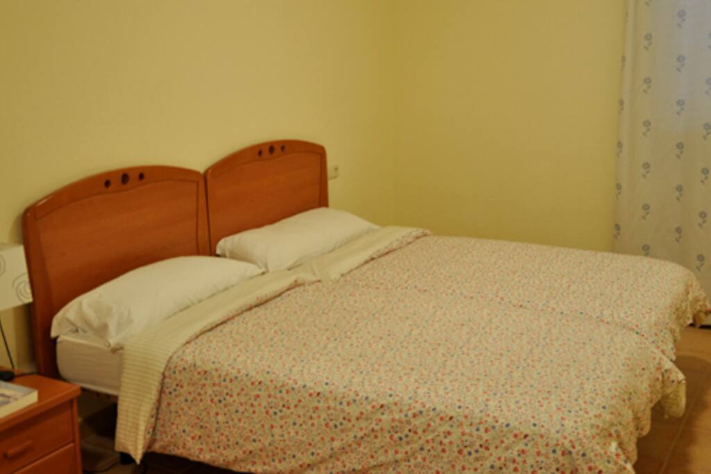 Dormitorio principal. Los dormitorios disponen de sábanas, edredones, almohadas y toallas.
