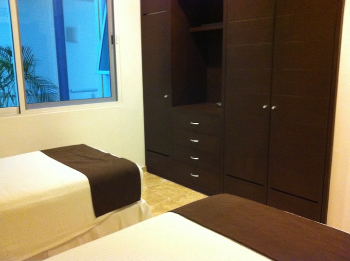 غرفة نوم للضيوف ، سريران مفردان