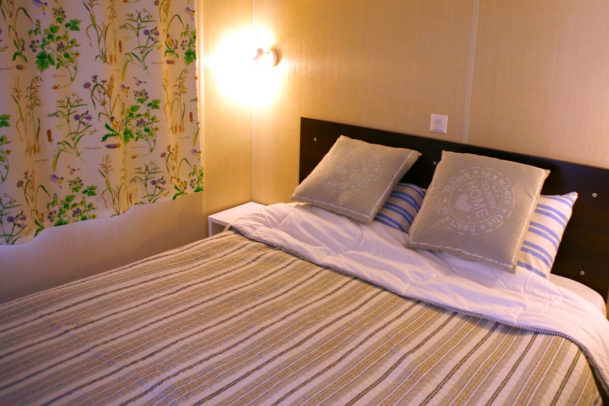 חדר שינה 1 עם חדר רחצה פרטי (1) עם שירותים