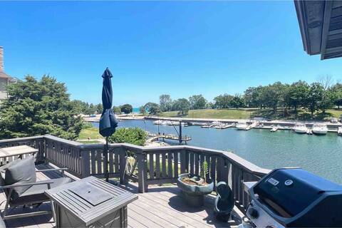 Waterfront w/Lake Views, walk to the beach!