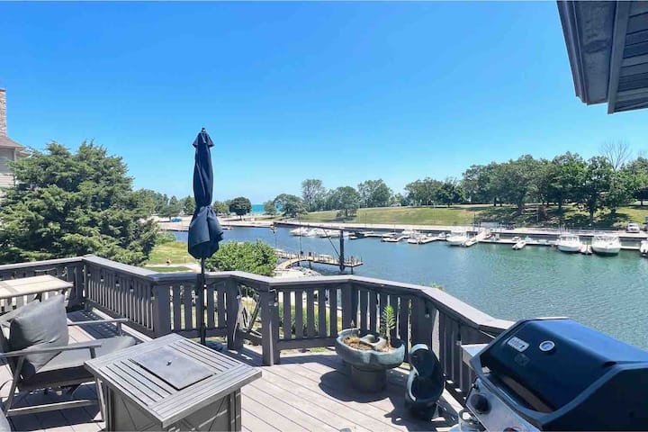 Waterfront w/Lake Views, walk to the beach!