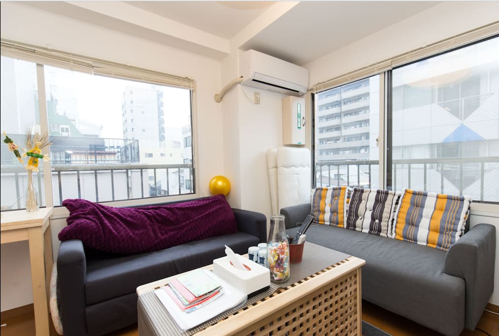 4F Living room with 2 double size sofa, 1 can be converted to double bed 4樓客廳兩個雙人沙發,其中一個可做雙人沙發床