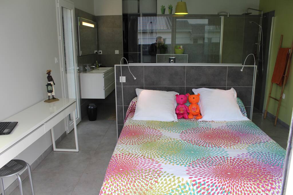prolongement de la chambre avec la salle de bain et le dressing