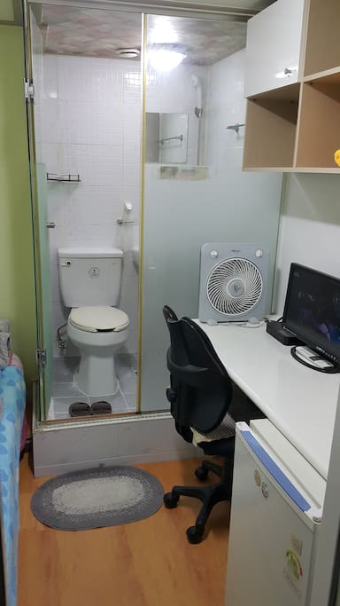 It is a mini studio. Bed, bathroom, refrigerator, chair, desk, TV, Fan
미니원룸입니다. 침대, 욕실, 냉장고, 책상, TV, 선풍기