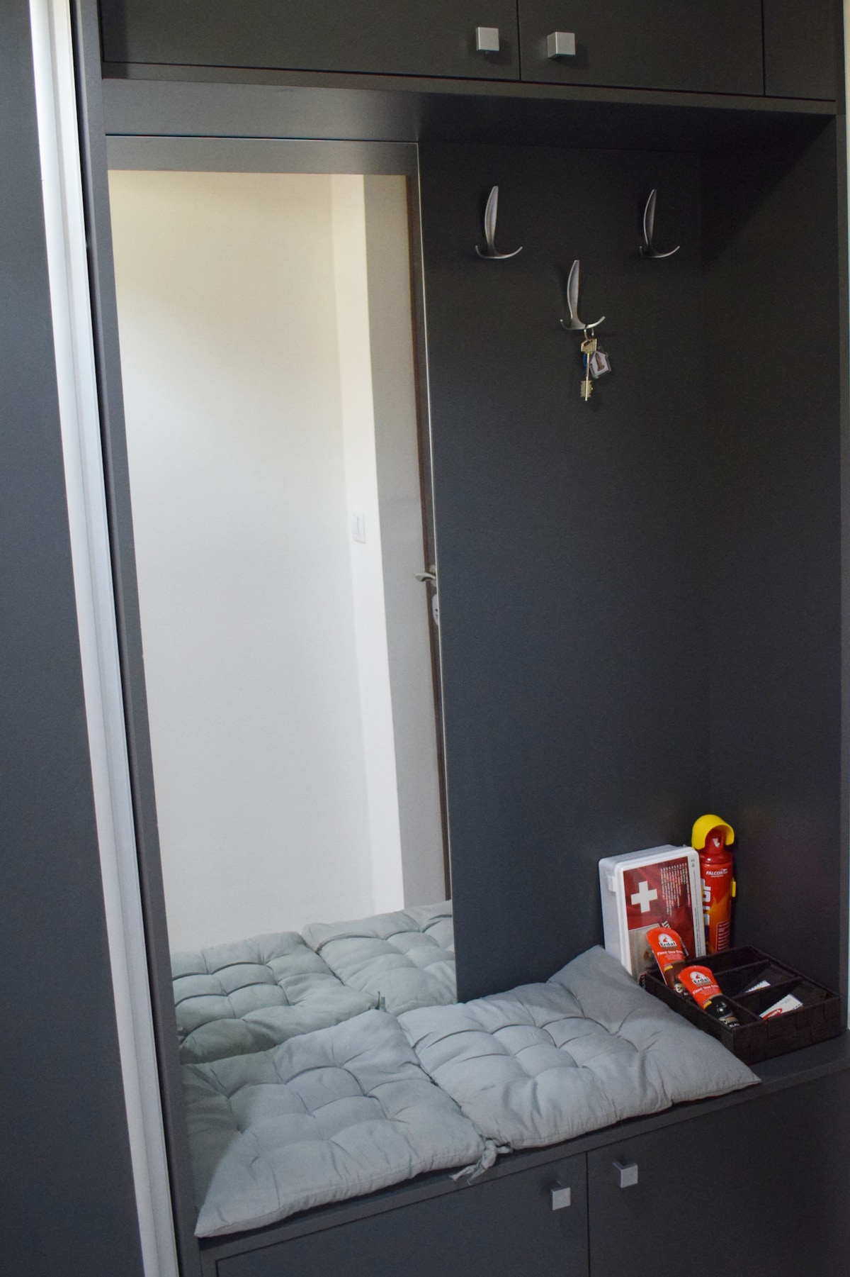 Cosy shoes tying with ease,
big  mirror in hallway and 
hanger