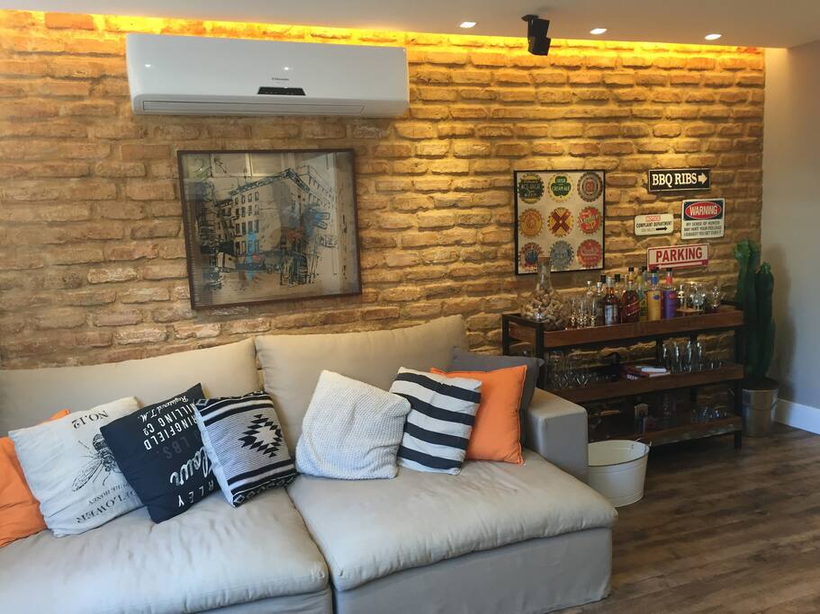 Living Room / Bar