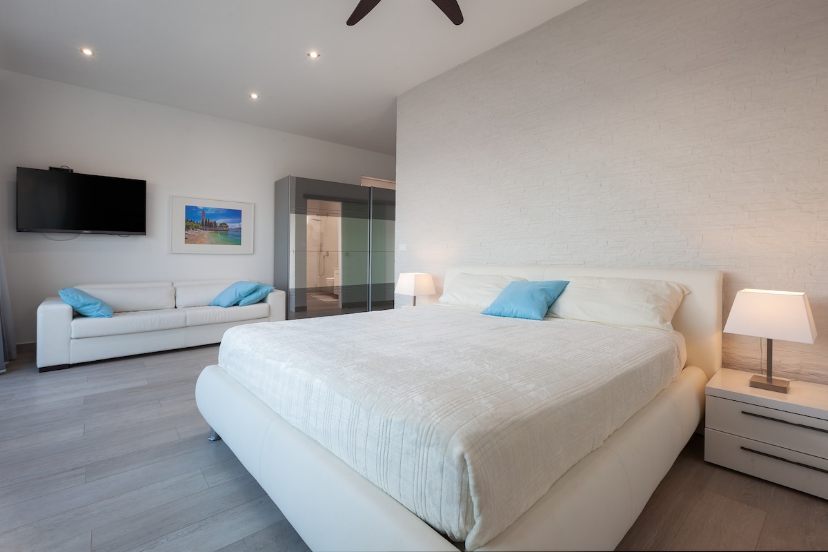 ¡Lujoso dormitorio (32 m2) con baño grande en suite!