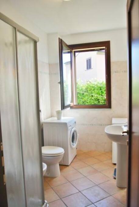 bagno con lavatrice phon e doccia