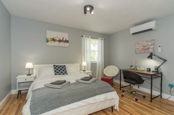☆Luxury & Airy☆ - Short Walk From Downtown