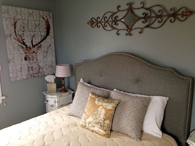 Tudor Inn Shire Rm - Downtown Bend