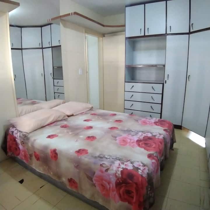 Suite con aire acondicionado, armarios y espejos.