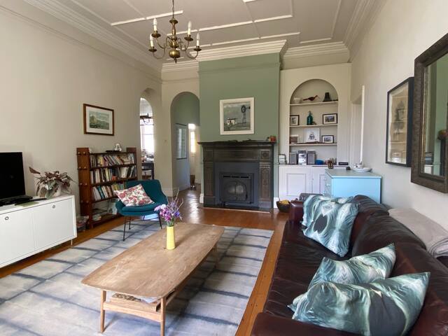 Rosebank home with rolling lawns and mountain view gallery image 5