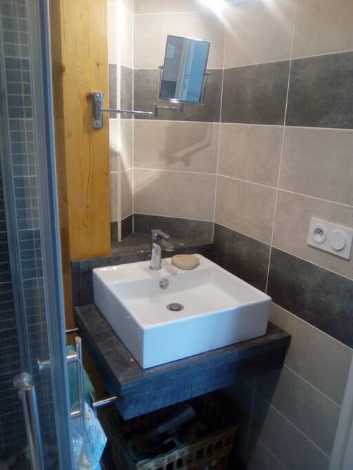 Douche-lavabo-W.C indépendants