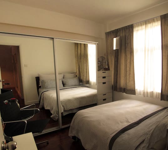 Queen room in Central Family Flat!