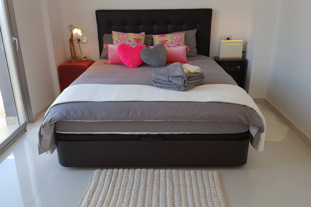Très belle chambre Master décorée moderne et contemporain donnant sur terrasse de 15M2