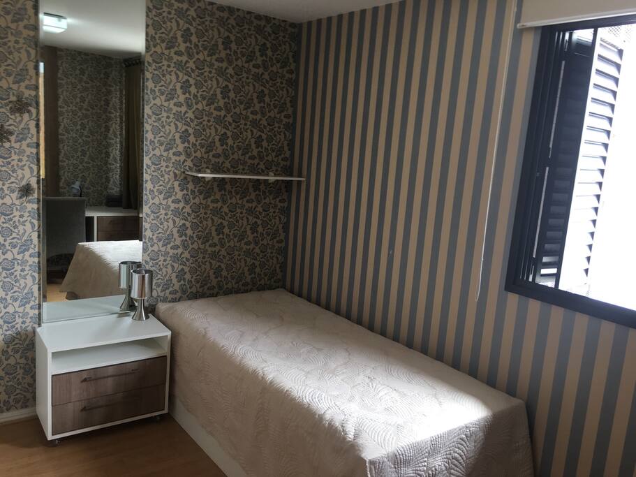Quarto decorado e agradável para hóspede.
