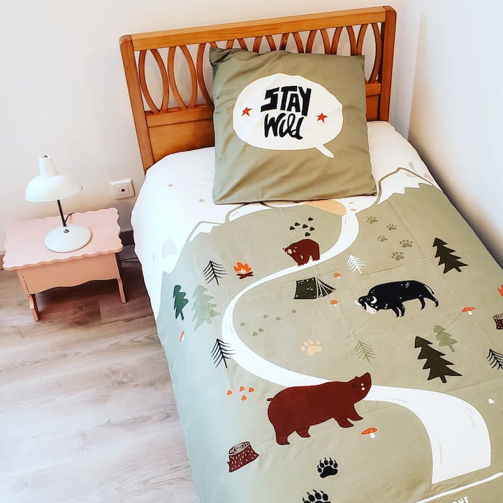 Bedroom 2 single beds, beds made on arrival. 