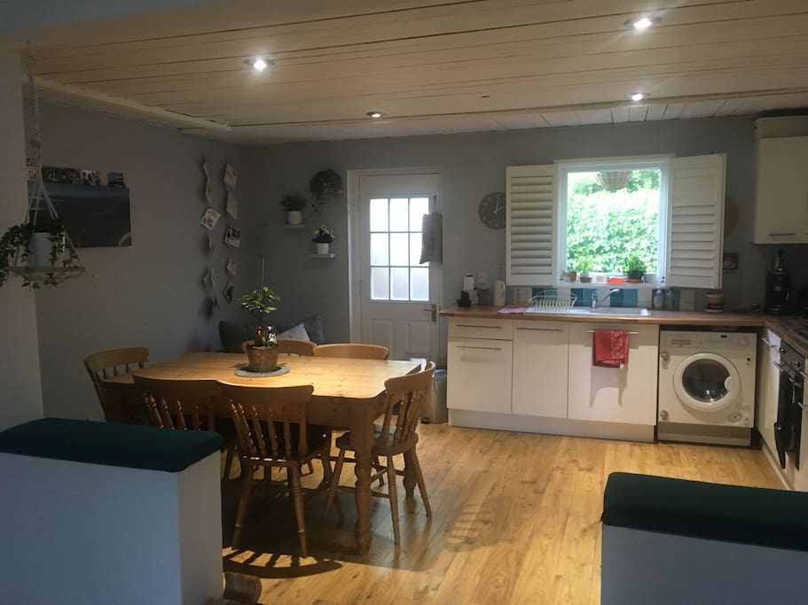 Dining Area - large dining table with 6 seats