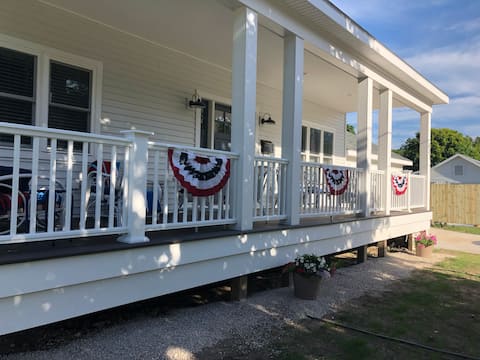 Harbor Springs House with Great Location