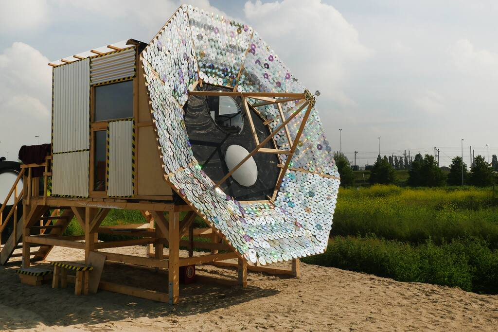 Fou Scope on the UrbanCampsite. Star-loving research and sleeping lab in which you can observe and study everything and everyone. The sky, the passing trains, your neighbors, time.