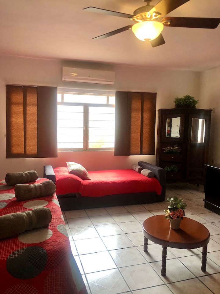 Camera padronale con aria condizionata, TV, 1 letto king size e divano letto