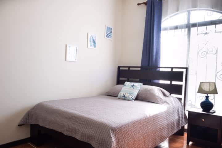 Спална соба бр. 3  со брачен кревет (широк 150-179 см).