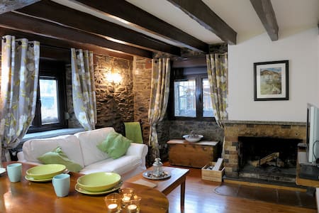 Cozy 1 bedroom apt with fireplace 