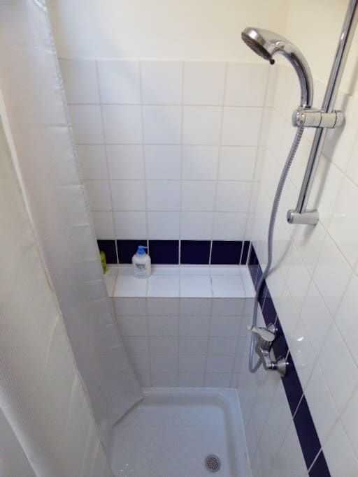 Salle d'eau avec douche
