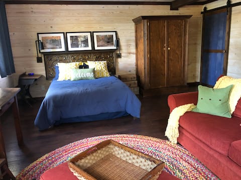 Charming, pond view barn studio, fishing