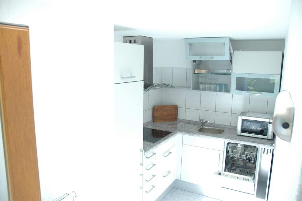 Küche mit Spülmaschine, Mikrowelle, 4 Fl. Ceran