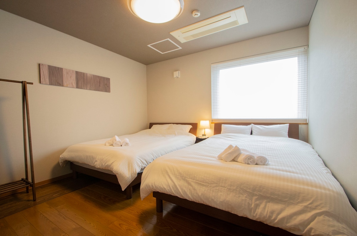 Спалня, пълна с чистота. Тази къща разполага с общо 5 двойни легла и в нея могат да се настанят 10 души. Не лекувате ли умората от пътуването си в просторно помещение?