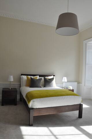 Large and bright 2nd floor city centre apartment gallery image 3