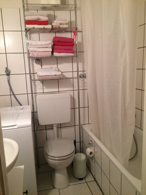 Badezimmer mit Dusche/ kleiner Badewanne