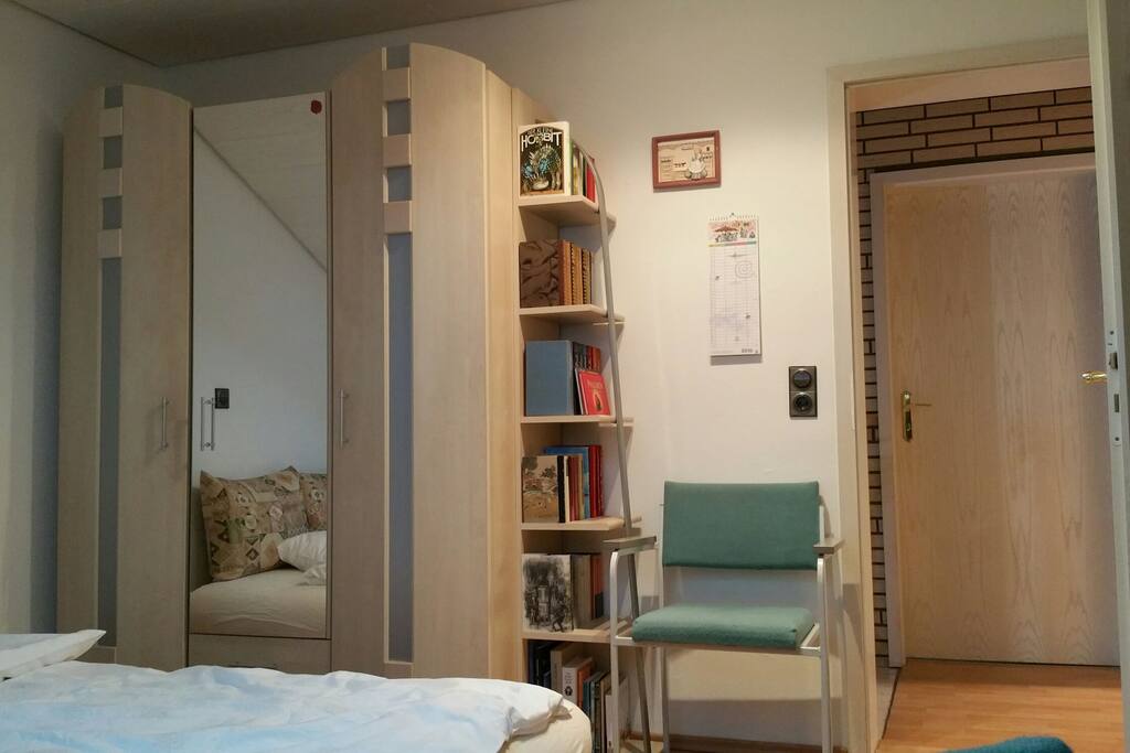 Der Kleiderschrank hat Fächer und 2 Kleiderstangen.