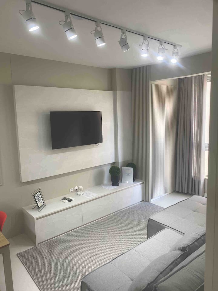 ในช่วงฤดูหนาวเราทิ้งพรมไว้ในห้องนั่งเล่น  