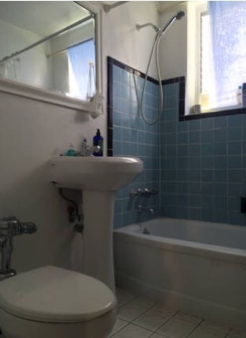 Art Deco full bathroom. With towels, champú, conditioner and body wash for your use.