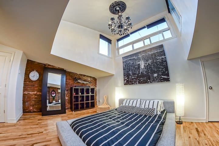 Penthouse WaterView Loft in Old MTL