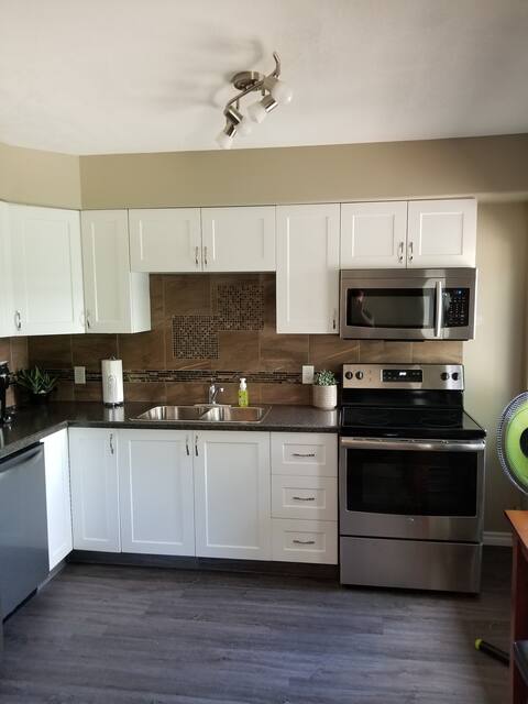 1/2 Block From Red Deer Hospital - Modern Comfort