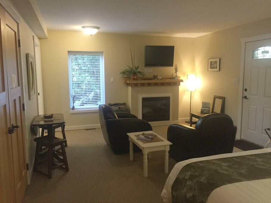 Sitting area and TV.