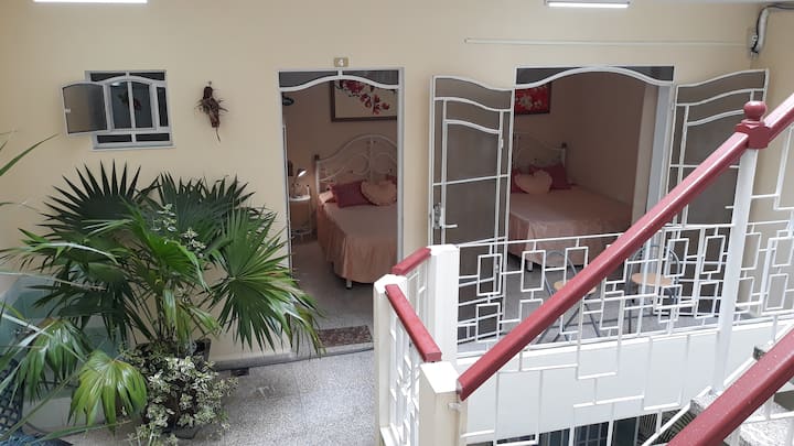 ห้องนอนสำหรับครอบครัวที่กว้างขวางเป็นอิสระอย่างสมบูรณ์พร้อมระเบียงและระเบียง WI-FI สะดวกสบายสำหรับ 4 คน เครื่องปรับอากาศน้ำร้อนและน้ำเย็นไดร์เป่าผมพัดลมและตู้เย็น
ห้องสวีทกว้างขวางพร้อมเตียงคู่ 2 เตียงและเครื่องปรับอากาศเงียบสงบรุ่นใหม่