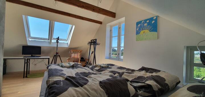 Dormitorio 1, tragaluces y vistas al mar, cama doble de 150 cm.