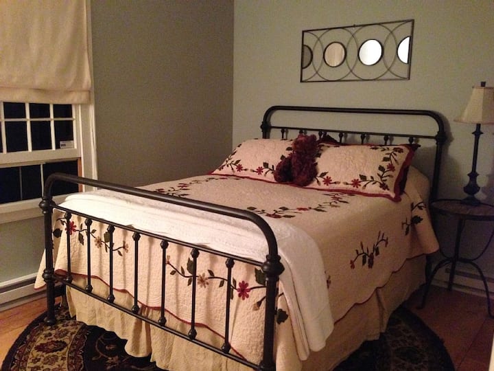 Bedroom with Queen-size bed
