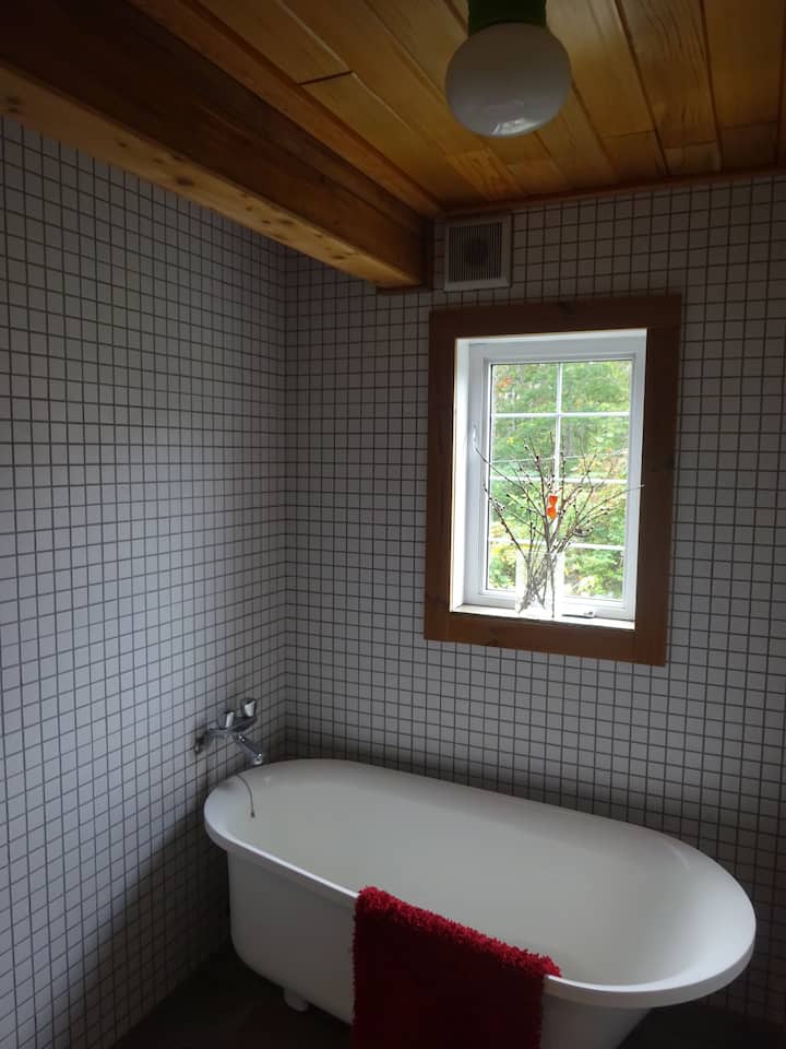 お風呂（シャワー付き）。 この宿泊施設には天然温泉（温泉）があります。