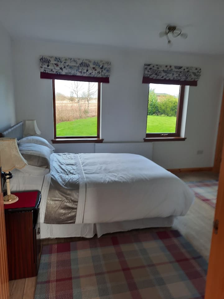 Une chambre double spacieuse avec salle de bains privative.  Accès gratuit.