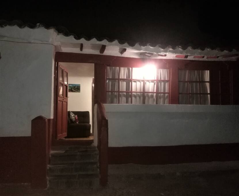 Departamento ubicado en el primer piso, con muy buena iluminación.