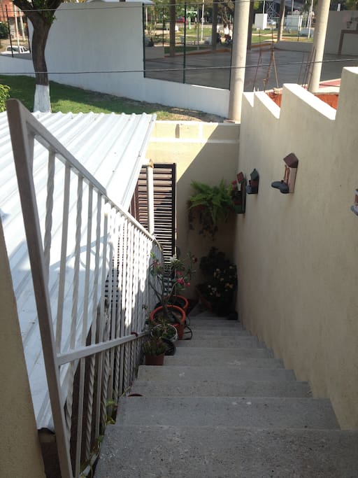 escaleras de acceso independiente, vista desde el cuarto