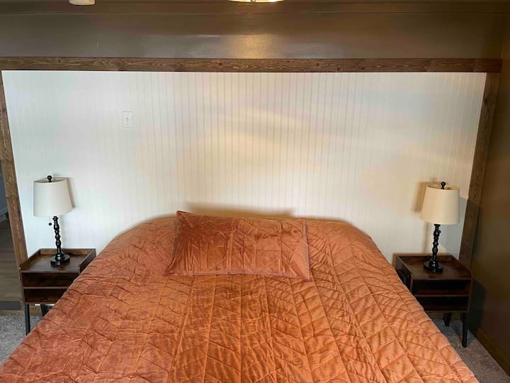 ห้องนอนใหญ่มีเตียงคิงไซส์ วิวทะเลสาบสวยมาก 