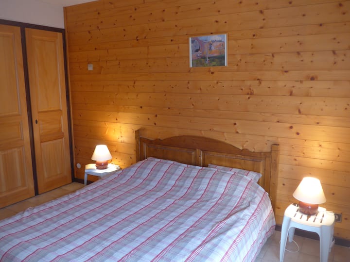 Spálňa 1 s veľkou manželskou posteľou (160)
