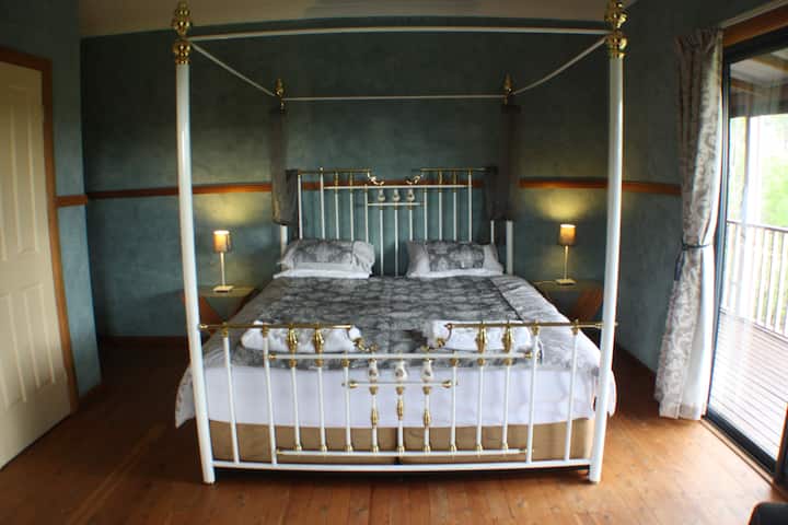 Брачен кревет (широк 180-220 см) во елегантна соба со поглед на долината.